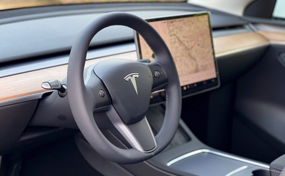 Detail Picture Tesla Model Y Long Range 2023-2024 - Rent in Dubai